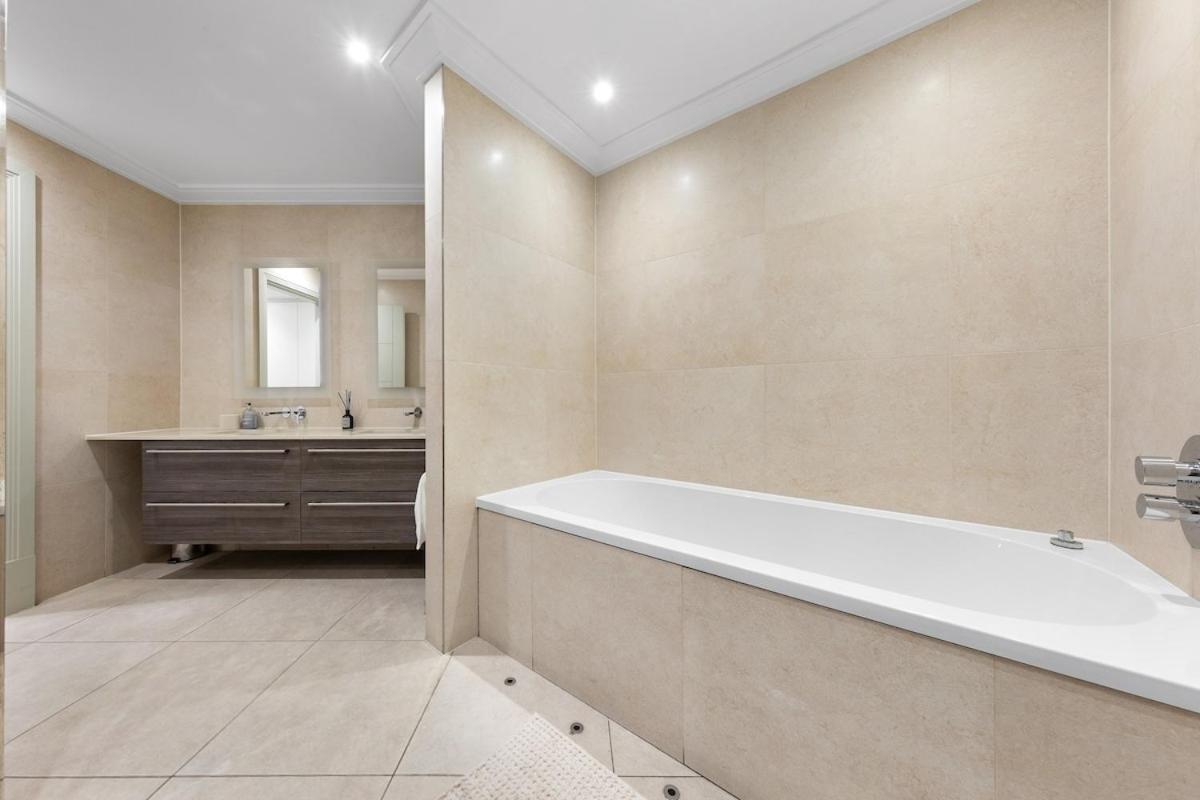 The Park Lane Luxury 3bedroom Sleeps 10 Pl3b London